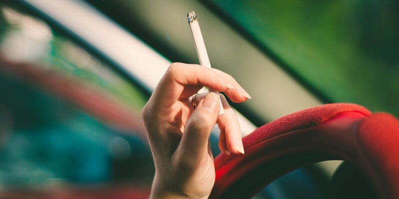 persona fumando